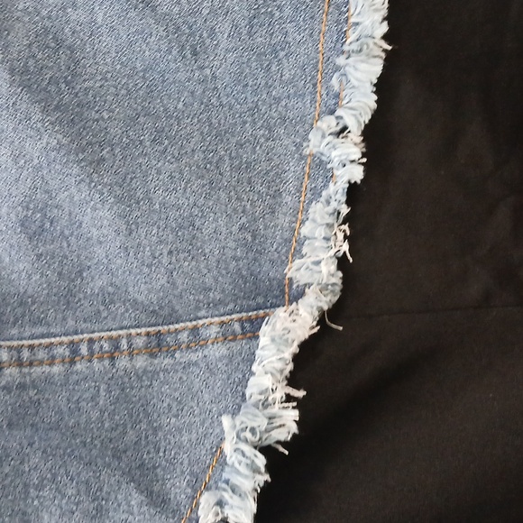 Chic Denim and Black Two-Piece Set - Picture 3 of 6